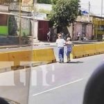 Ejemplo de cortesía: chofer de la Ruta 262, Managua, asiste a una anciana en plena vía Foto: Conductor de ruta en Managua con un gesto admirable