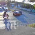 Motociclista ignora semáforo de Managua y sale volando como proyectil (VIDEO) Foto: Imprudencia de motorizado en sector del Cristo Rey, Managua / TN8