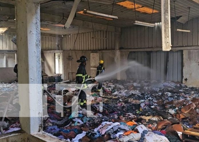 Foto: Fuerte incendio en una antigua planta en Puerto Cabezas / TN8