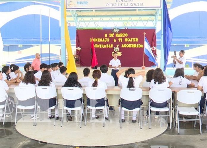 Foto: Homenaje a las mujeres docentes de Nicaragua / TN8