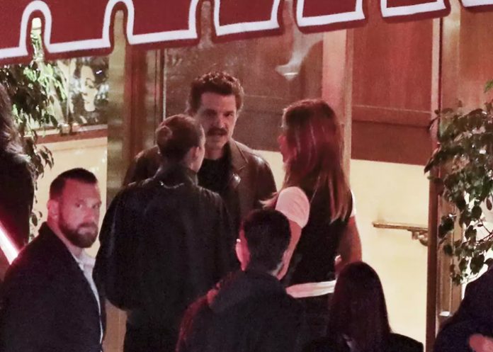 Foto: Jennifer Aniston y Pedro Pascal /cortesía