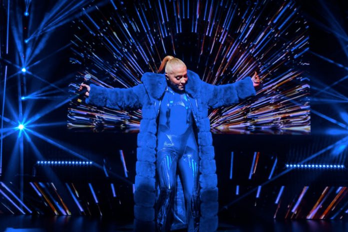 Foto: La cantante Yuri se cae en pleno concierto /Cortesía