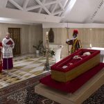 El Vaticano difunde las primeras fotos del féretro del papa Francisco Foto: El mundo llora al papa Francisco /cortesía