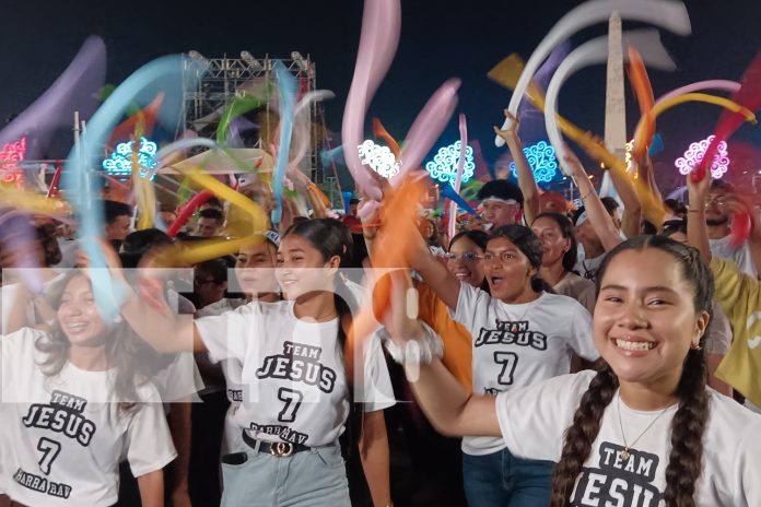 Foto: Gran Vigilia de Acción de Gracias en la Plaza de la Fe reunió a miles de fieles/TN8