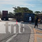 Contenedor cae y arrasa poste y luminarias en La Paz Centro, León Foto: Accidente de tránsito en la Rotonda de Paz Centro, León/TN8