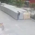 Escalofriante escape: trabajador reacciona a tiempo y evita muerte segura Foto: Casi termina en tragedia en china/Cortesía