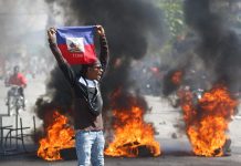 Caos en Haití: Bandas armadas asaltan prisión y liberan a más de 500 reos Foto: Ataque de bandas armadas a una cárcel de Haití /Cortesía