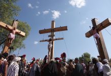 Caída en plena crucifixión: Abuelo de 84 años cae de una cruz en EE. UU. Foto: Caída en plena crucifixión: Abuelo de 84 años cae de una cruz en EE. UU. /Cortesía