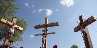 Foto: Caída en plena crucifixión: Abuelo de 84 años cae de una cruz en EE. UU. /Cortesía