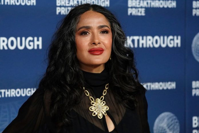 Foto: Salma Hayek deslumbra con transparencias /Cortesía