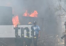 ¡A punto de una tragedia! Llantas y aceite desatan feroz incendio en Managua Foto: Incendio en Managua/TN8