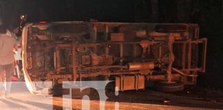 Foto: Camión se vuelca con familia en Chontales/TN8