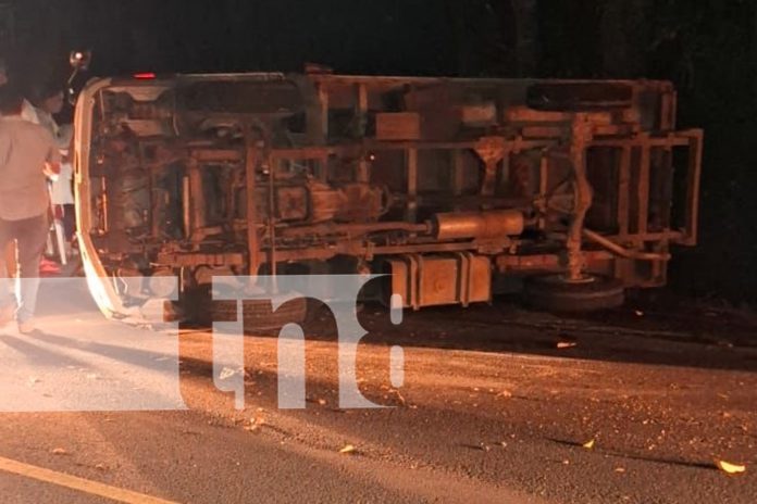 Foto: Camión se vuelca con familia en Chontales/TN8