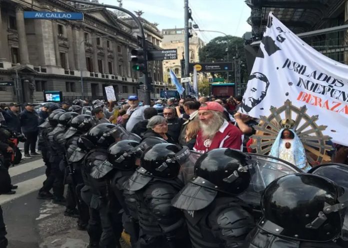 Foto: Milei ordena represión de protestas /cortesía