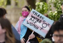 “Las personas trans no son el enemigo”: miles alzan la voz en Londres Foto: Protesta en Londres por derechos trans