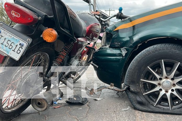 Foto: Motociclista impacta contra taxi en Juigalpa/TN8