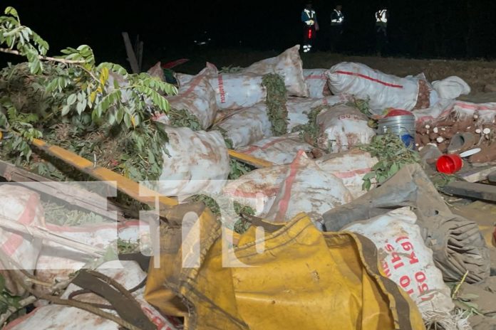 Foto: Un fallecido y cuatro lesionados tras vuelco de camión en villa Sandino, Chontales/TN8