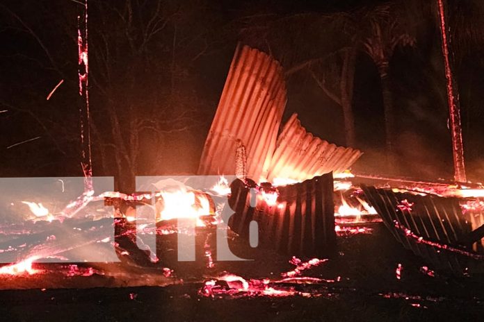 Foto: Familia pierde su casa tras voraz incendio en Matiguás/TN8