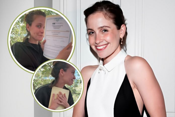 Foto: Natasha Dupeyrón emoción al recibir su certificado de preparatoria/cortesía Foto: Natasha Dupeyrón emoción al recibir su certificado de preparatoria/cortesía