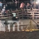 Hombre voló por los aires tras brutal cornada en El Corozal, Ometepe Foto: Toro embiste a hombre en plena barrera de Ometepe/TN8