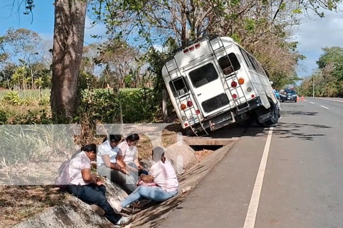 Foto: ¡Terror sobre ruedas! Bus se precipita en retroceso con 45 estudiantes en Carazo / TN8