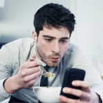 ¿Comes viendo el celular? Así te hace engordar sin darte cuenta