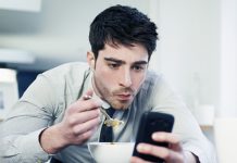 ¿Comes viendo el celular? Así te hace engordar sin darte cuenta