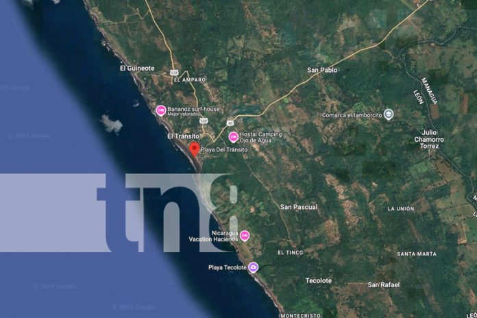 Foto: Familia es arrastrada por oleaje en playa El Tránsito /TN8 Foto: Familia es arrastrada por oleaje en playa El Tránsito /TN8