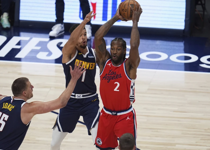 Leonard y Clippers empatan la serie