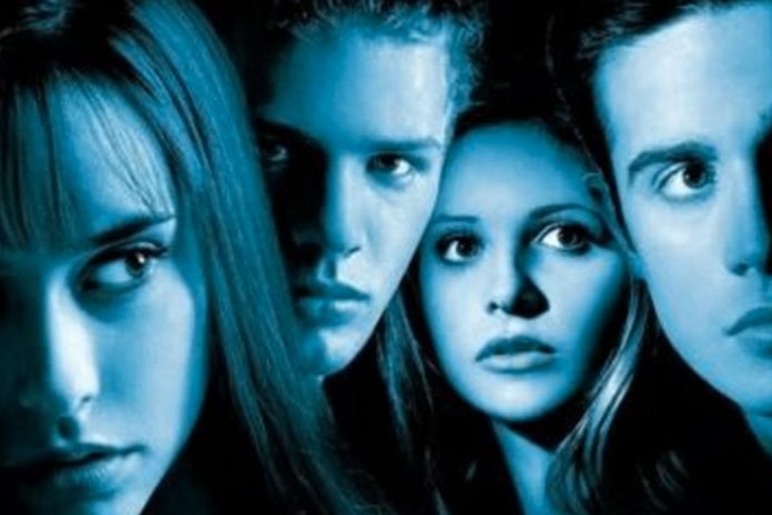 Imagen de WhatsApp 2025-04-26 a las 10.33.20_30c4fe09 Foto: Jennifer Love Hewitt y Freddie Prinze Jr. lideran una nueva entrega que moderniza el suspenso/ Cortesía