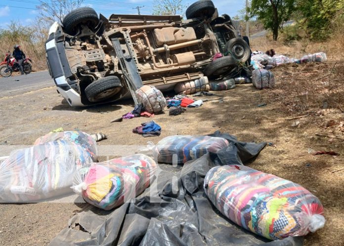 Foto: Vuelco de camión en una zona de Tipitapa, Managua / TN8 Foto: Vuelco de camión en una zona de Tipitapa, Managua / TN8