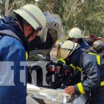 ¡De la mano con la tecnología! Bomberos inician curso de extinción de incendios en vehículos eléctricos e híbridos Foto: Capacitación para bomberos y vehículos eléctricos / TN8