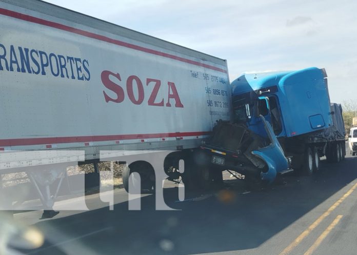 Foto: Fuerte choque de camiones en cuesta El Coyol, Tipitapa / TN8 Foto: Fuerte choque de camiones en cuesta El Coyol, Tipitapa / TN8