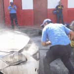 Taxista y pasajera sobreviven a incendio vehicular en un barrio de Estelí Foto: Vehículo agarra fuego repentinamente en Estelí / TN8
