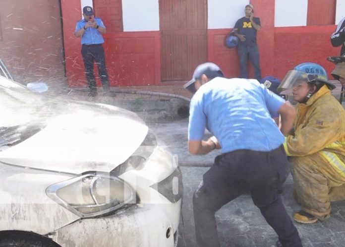 Foto: Vehículo agarra fuego repentinamente en Estelí / TN8