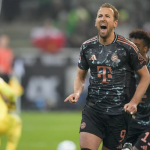 Harry Kane acaricia su primer trofeo con el Bayern tras una carrera como subcampeón Harry Kane cerca de dejar de ser subcampeón