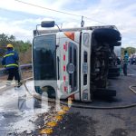 ¡Huevos revueltos y desbaratados! Aparatoso vuelco de camión en Tipitapa Foto: Vuelco de camión cargado de huevos en la rotonda de Tipitapa / TN8