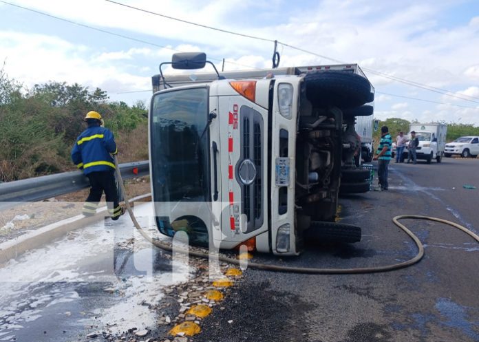 Foto: Vuelco de camión cargado de huevos en la rotonda de Tipitapa / TN8