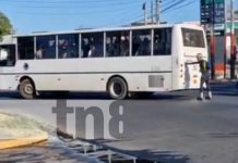 Video viral: Joven se desliza por Ciudad Jardín, Managua, agarrado de un bus Foto: Joven realizando maniobra peligrosa en una calle de Managua con un bus / TN8
