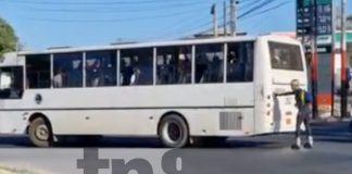 Foto: Joven realizando maniobra peligrosa en una calle de Managua con un bus / TN8