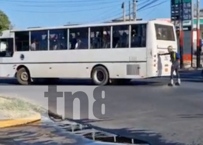Foto: Joven realizando maniobra peligrosa en una calle de Managua con un bus / TN8