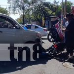 ¡Por no respetar el Alto! Conductora impacta caponera y provoca caos vial en Managua Foto: Choque con caponera en Managua / TN8