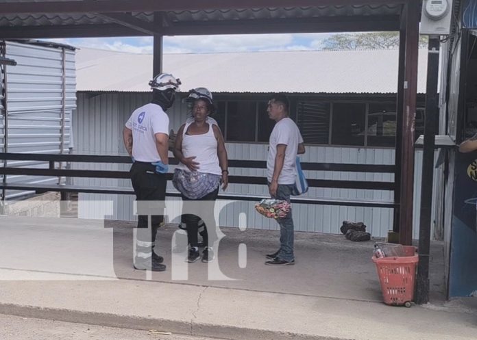 Foto: Comerciante de Estelí se salva de morir al caerse de un bus / TN8 Foto: Comerciante de Estelí se salva de morir al caerse de un bus / TN8