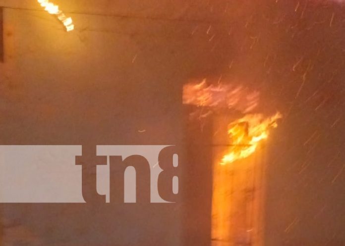 Foto: Incendio en una imprenta de Jinotepe, Carazo / TN8