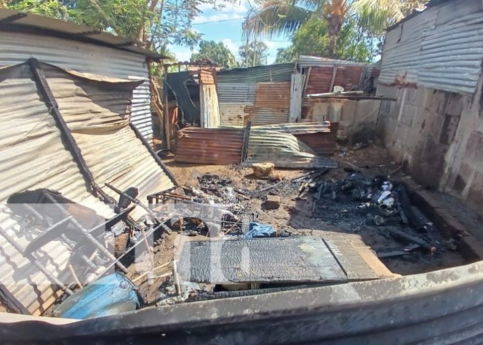Foto: Incendio arrasa con una vivienda en un barrio de Tipitapa, municipio de Managua / TN8 Foto: Incendio arrasa con una vivienda en un barrio de Tipitapa, municipio de Managua / TN8