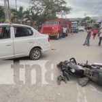 Con fracturas resultó un motociclista en Estelí tras impactar contra un taxi Foto: Accidente entre moto y taxi en Estelí / TN8