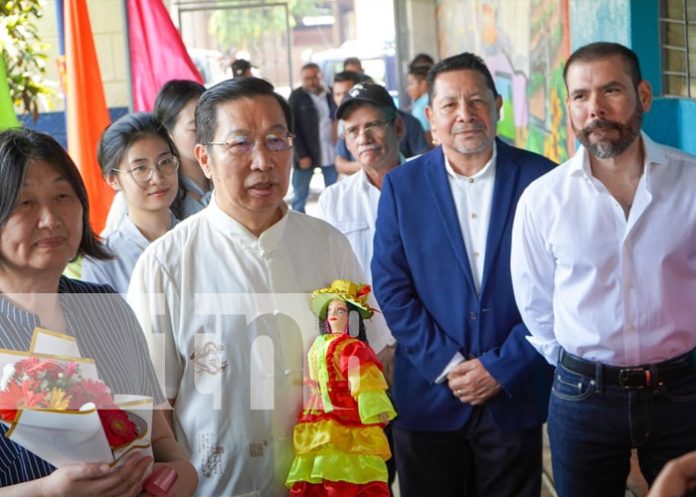 Foto: Visita de delegación de China a escuela en León / TN8 Foto: Visita de delegación de China a escuela en León / TN8
