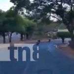Temeraria maniobra casi le cuesta la vida a motociclista en Managua (VIDEO) Foto: Imprudencia y accidente en la Pista Suburbana, Managua / TN8