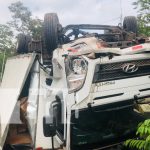 Camión cargado de herbicida se vuelca en una cuesta de Pantasma, Jinotega Foto: Vuelco de camión en carretera a Wiwilí, Jinotega / TN8