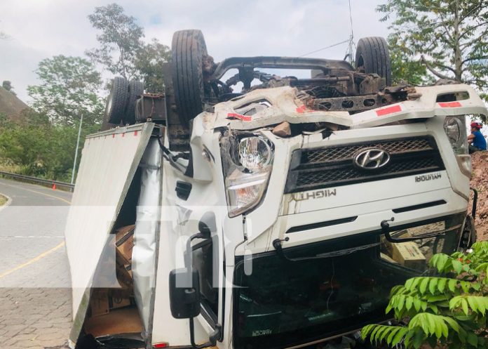 Foto: Vuelco de camión en carretera a Wiwilí, Jinotega / TN8